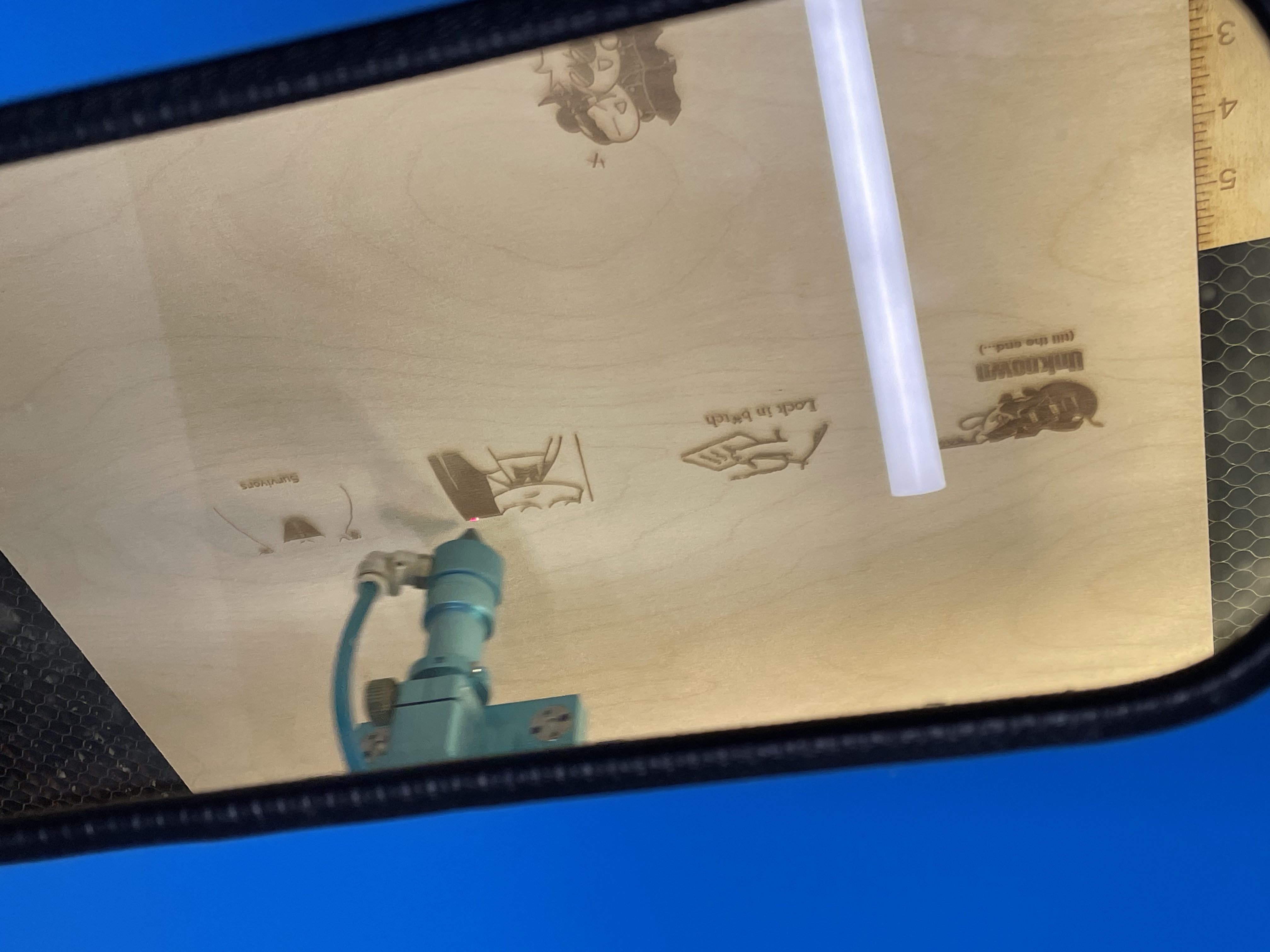 After printing the bottom design, the machine began simultaneosly work on all four designs. This surprised me at first because I assumed it would work on each design one by one, but this way would be more efficient.