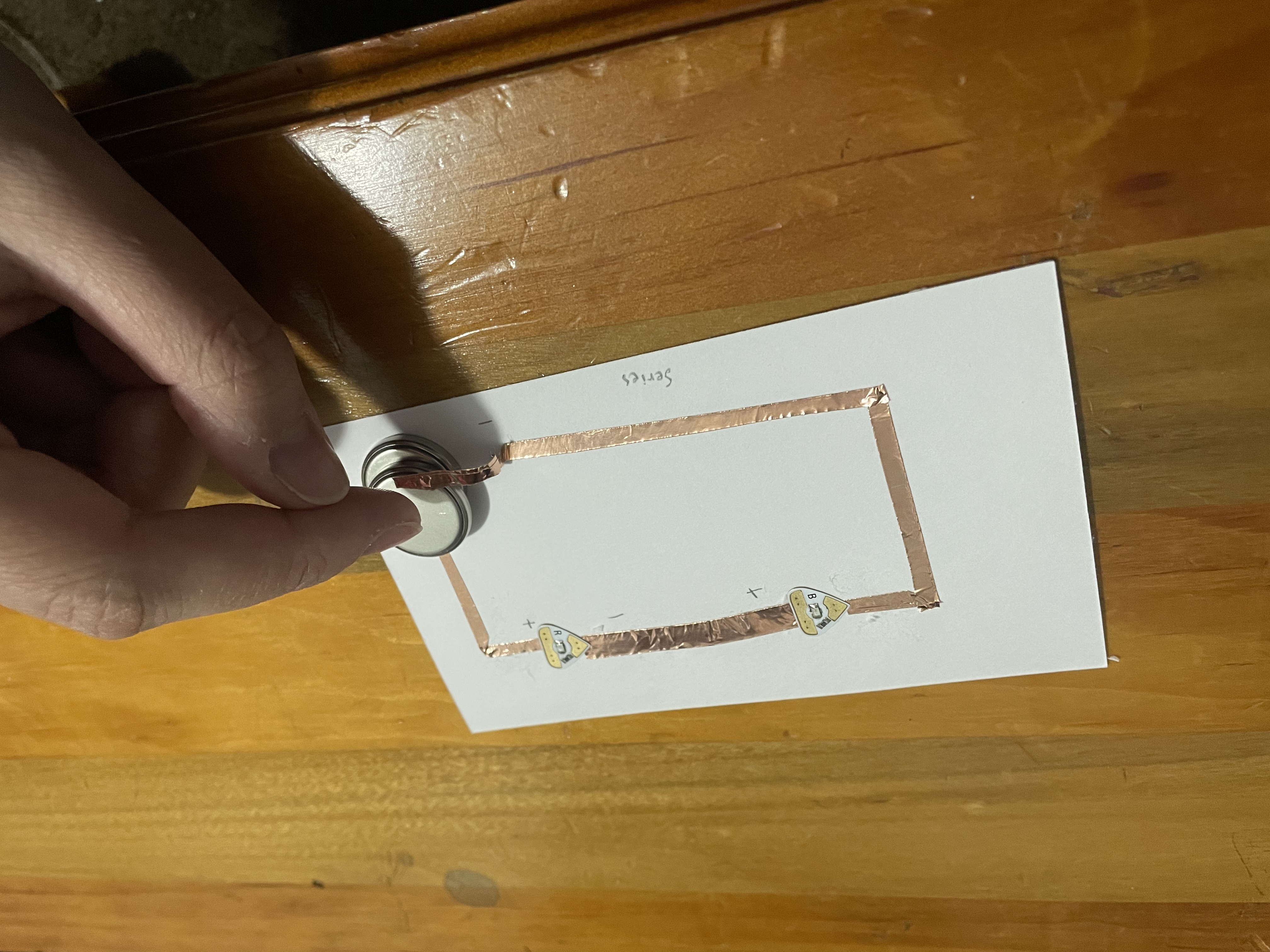 The series circuit caused me a lot of trouble. Initially I used the LED lights with legs, but it wasn't working. I tried taping the corners again to make sure everything is connected.