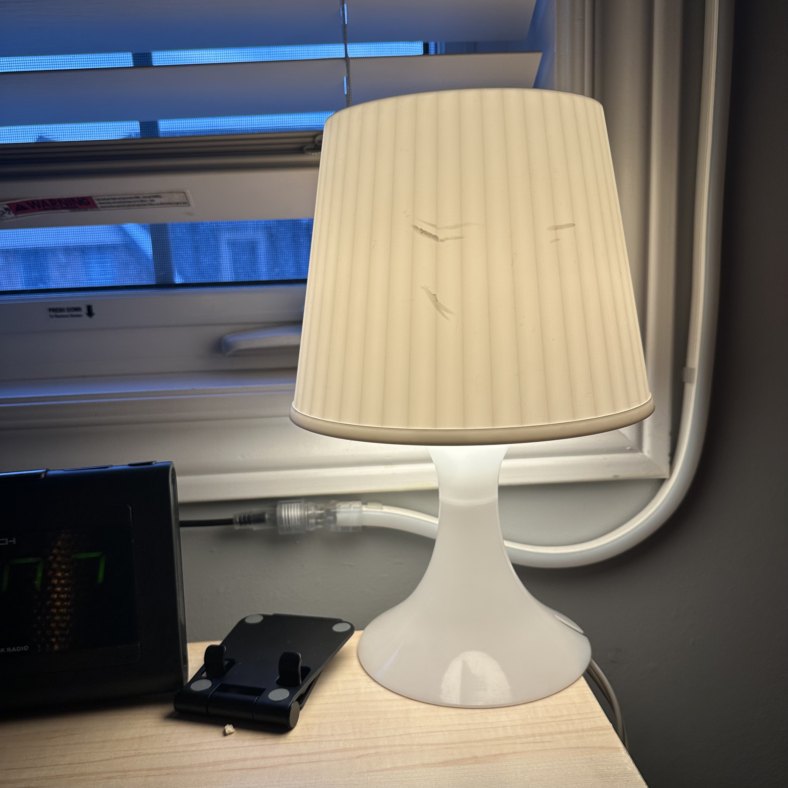 sound of a lamp switch turned on and off <br><audio controls src='audio/lamp.m4a'></audio>